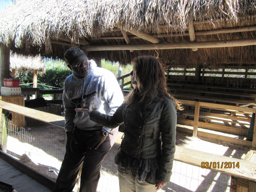 Show en Gator Park, Everglades, Florida con un escorpión en la mano