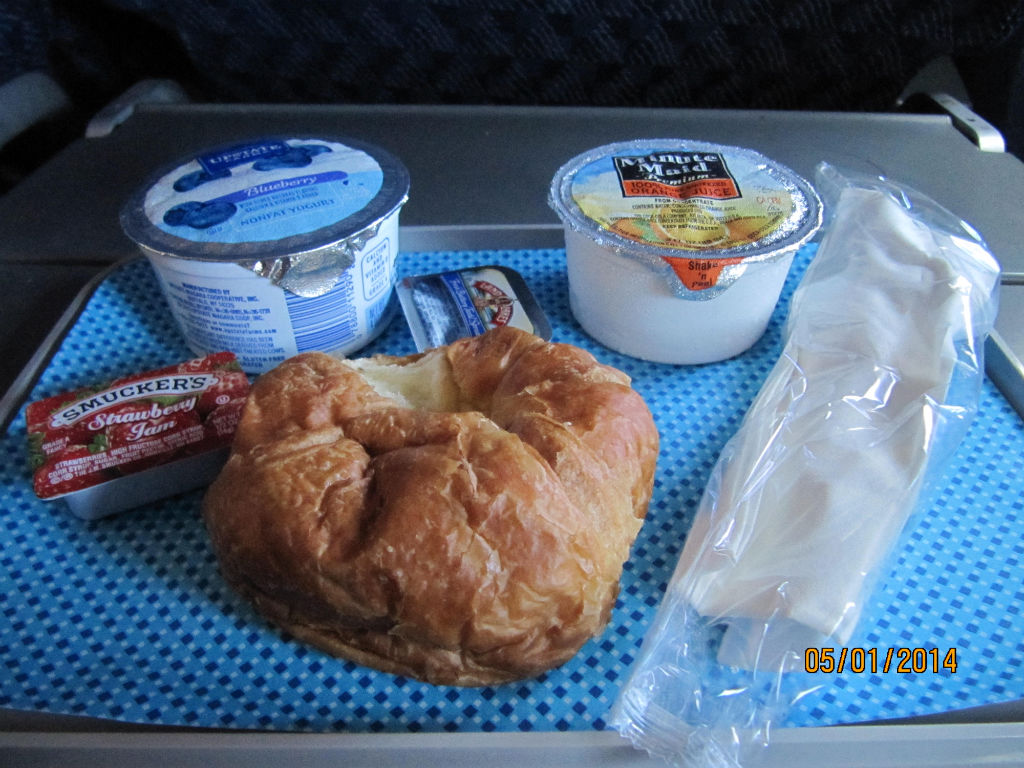 Desayuno en el avión American airlines hacia Montevideo