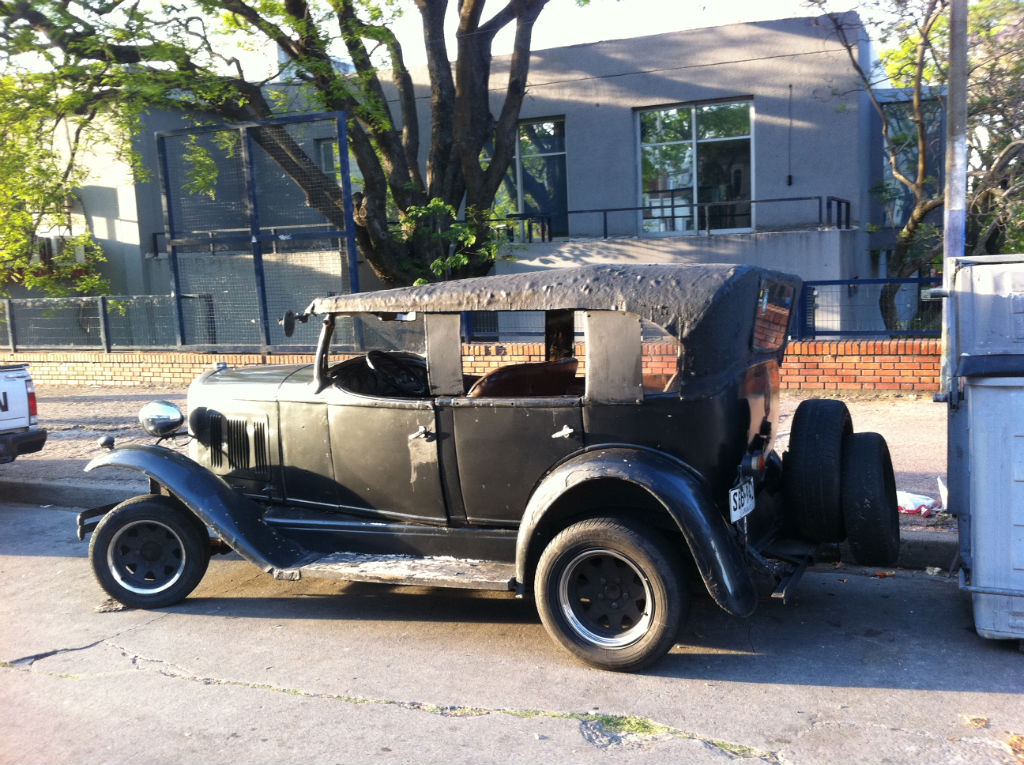 Coche antiguo tranquilamente aparcado en una calle de Montevideo