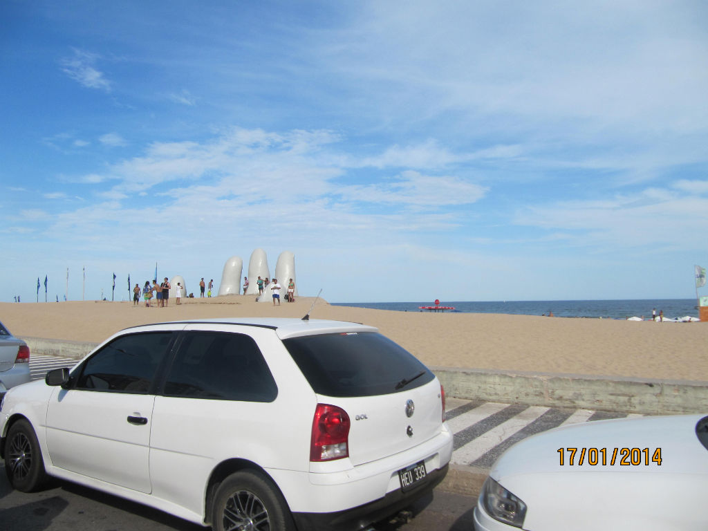 Al fondo, la mano en la arena de Punta del Este