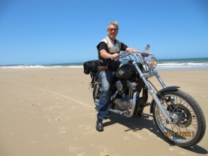 conducir por la arena con la moto harley en La Paloma, Uruguay