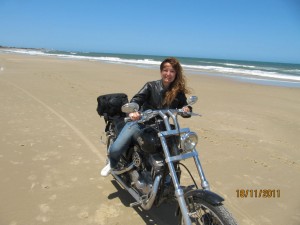 una harley, el mar, corriendo por la arena de la playa de La Paloma en Uruguay