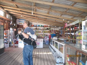 de viaje con la moto, en el almacén de aprovisionamiento de Cabo Polonio, Uruguay