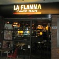 La Flamma Café Bar, tiene una carta extensa; carnes, chivitos, milanesas, pizzas... además de un horno de piedra y parrilla, que hace que no importa que pidas sepa rico. 
La última vez que vinimos comimos pizzas y estaban tan ricas que al final nos decidimos por repetir. 
Verdaderamente, hacen unas pizzas super buenas, tostaditas y derrochando queso, Mmmm, que delicia!